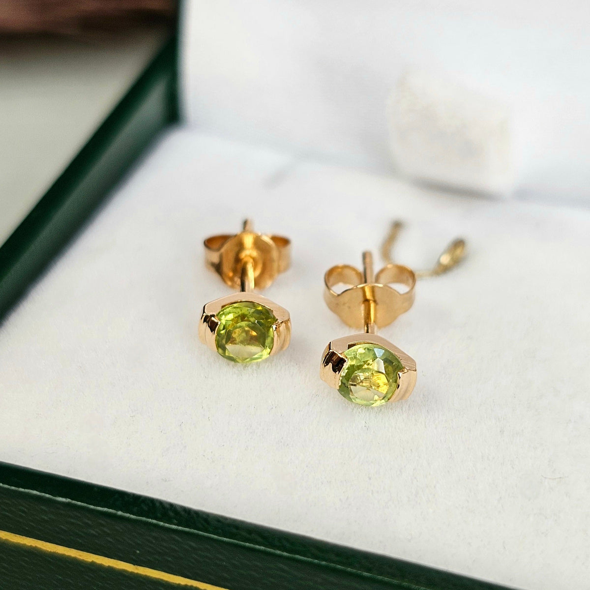 Boucles d'oreilles ou clous d'oreilles vintage en or 18 carats et péridots, vue de face