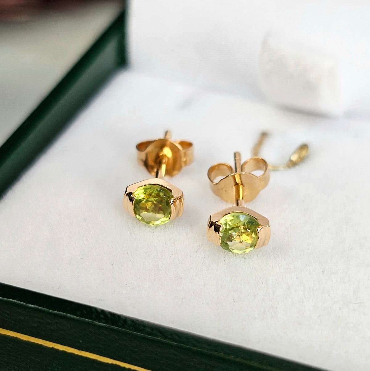 Boucles d'oreilles ou clous d'oreilles vintage en or 18 carats et péridots