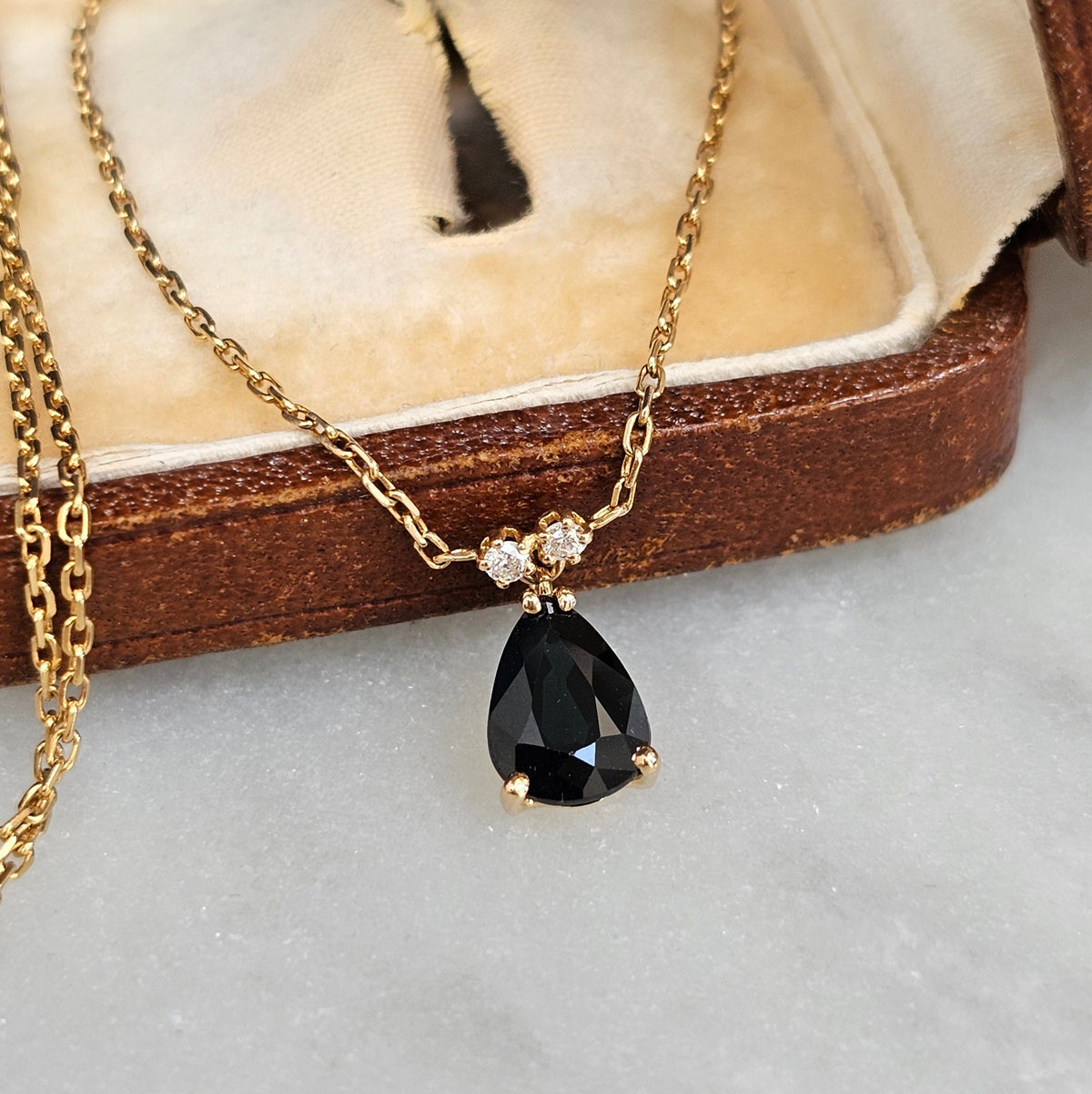Collier maille forçat en or jaune 18 carats avec saphir et diamants, gros plan