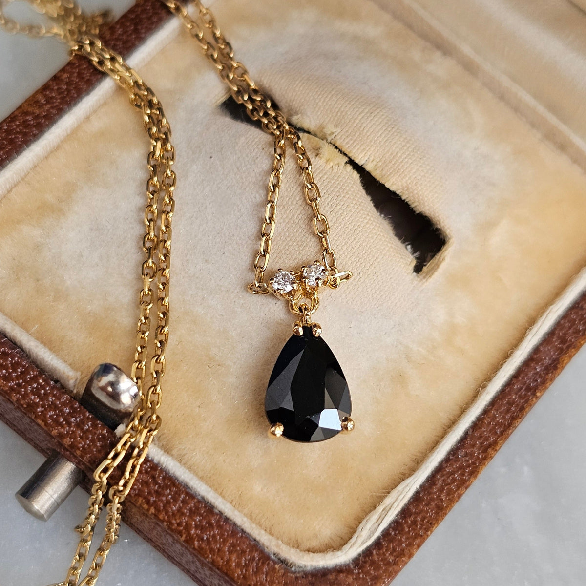 Collier maille forçat en or jaune 18 carats avec saphir et diamants, vu du dessus