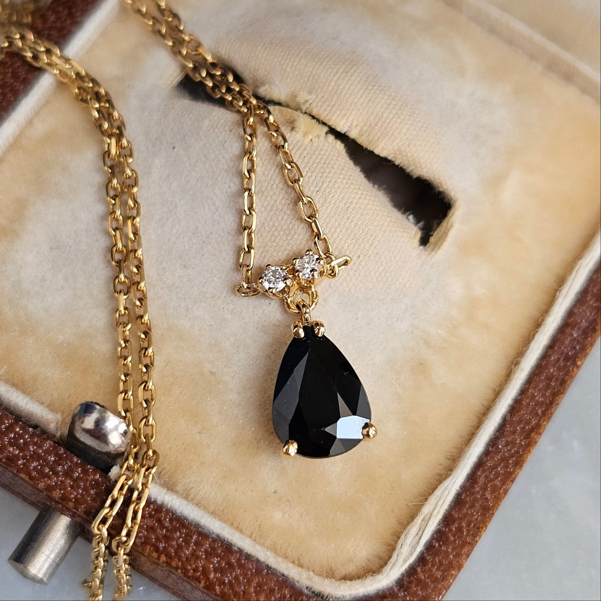 Collier maille forçat en or jaune 18 carats avec saphir et diamants