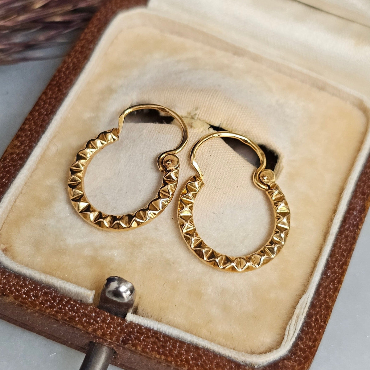 Boucles d'oreilles créoles anciennes en or 18 carats à motif dentelé
