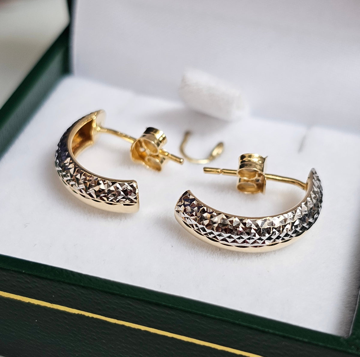 Boucles demi-créoles en or deux tons, blanc et jaune, avec une partie lisse en or jaune et l'autre en or blanc texturé