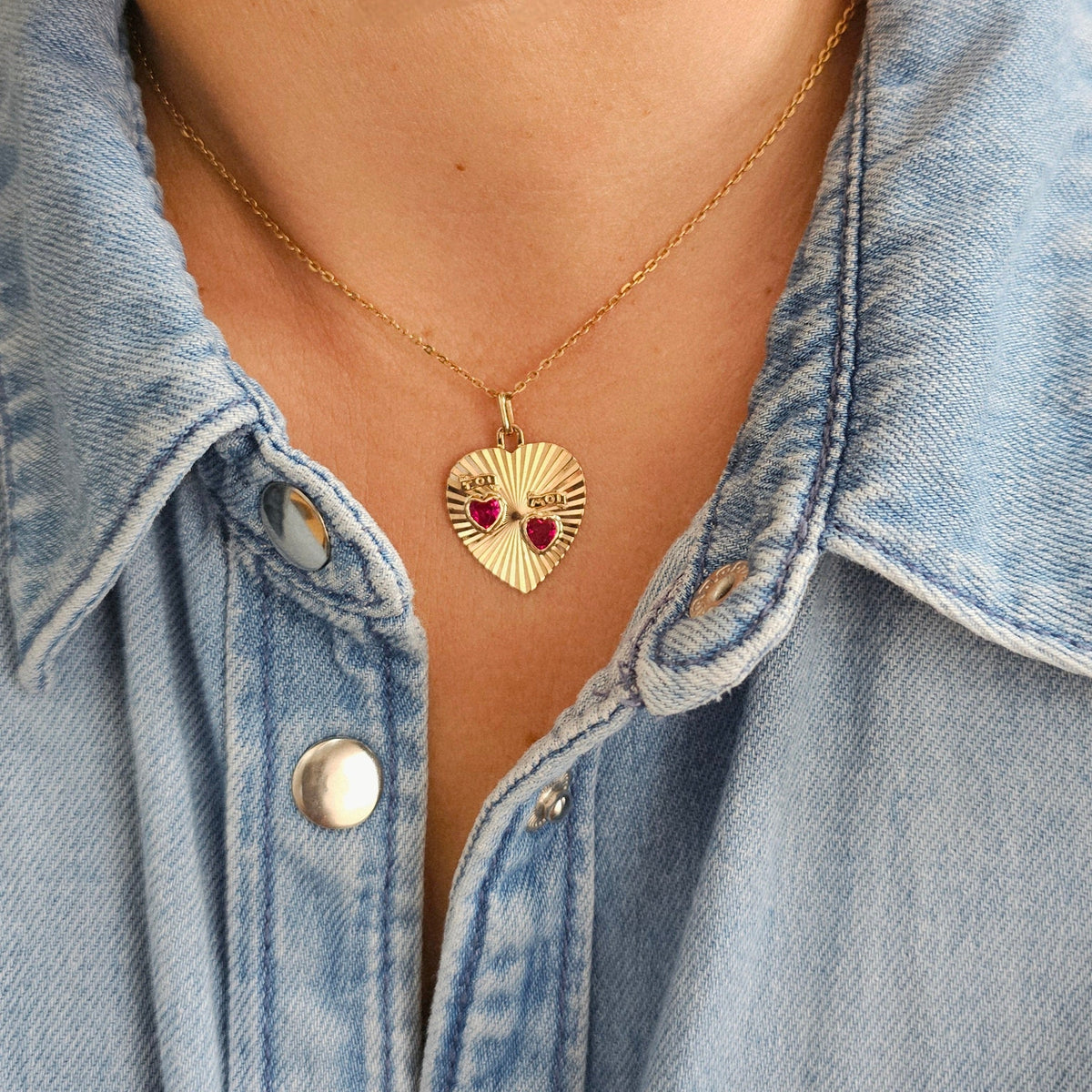 Médaille d'amour vintage en forme de coeur, en or 18 carats et Rubis, portant les inscriptions Toi et Moi, vue portée