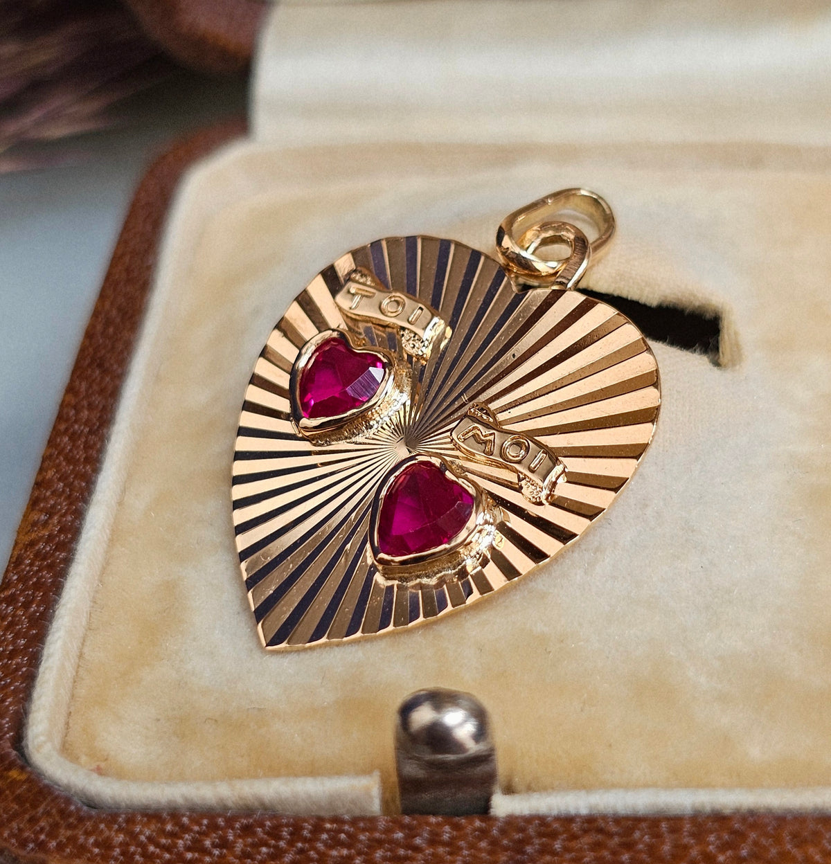 Médaille d'amour vintage en forme de coeur, en or 18 carats et Rubis, portant les inscriptions Toi et Moi