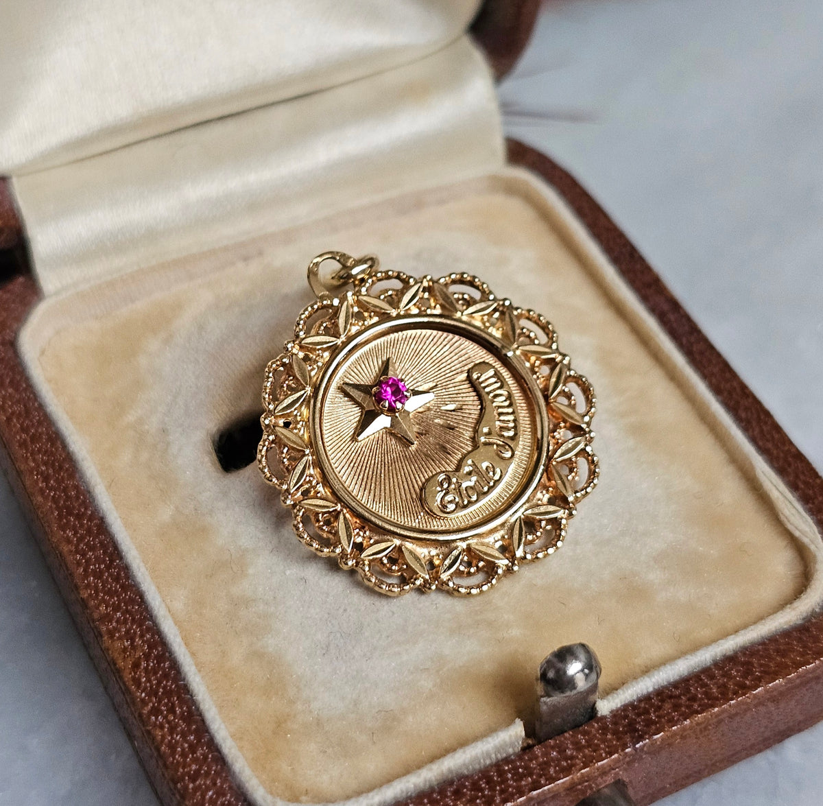 Médaille étoile d'amour vintage vers 1950, signée Perroud, en or jaune, vue de profil