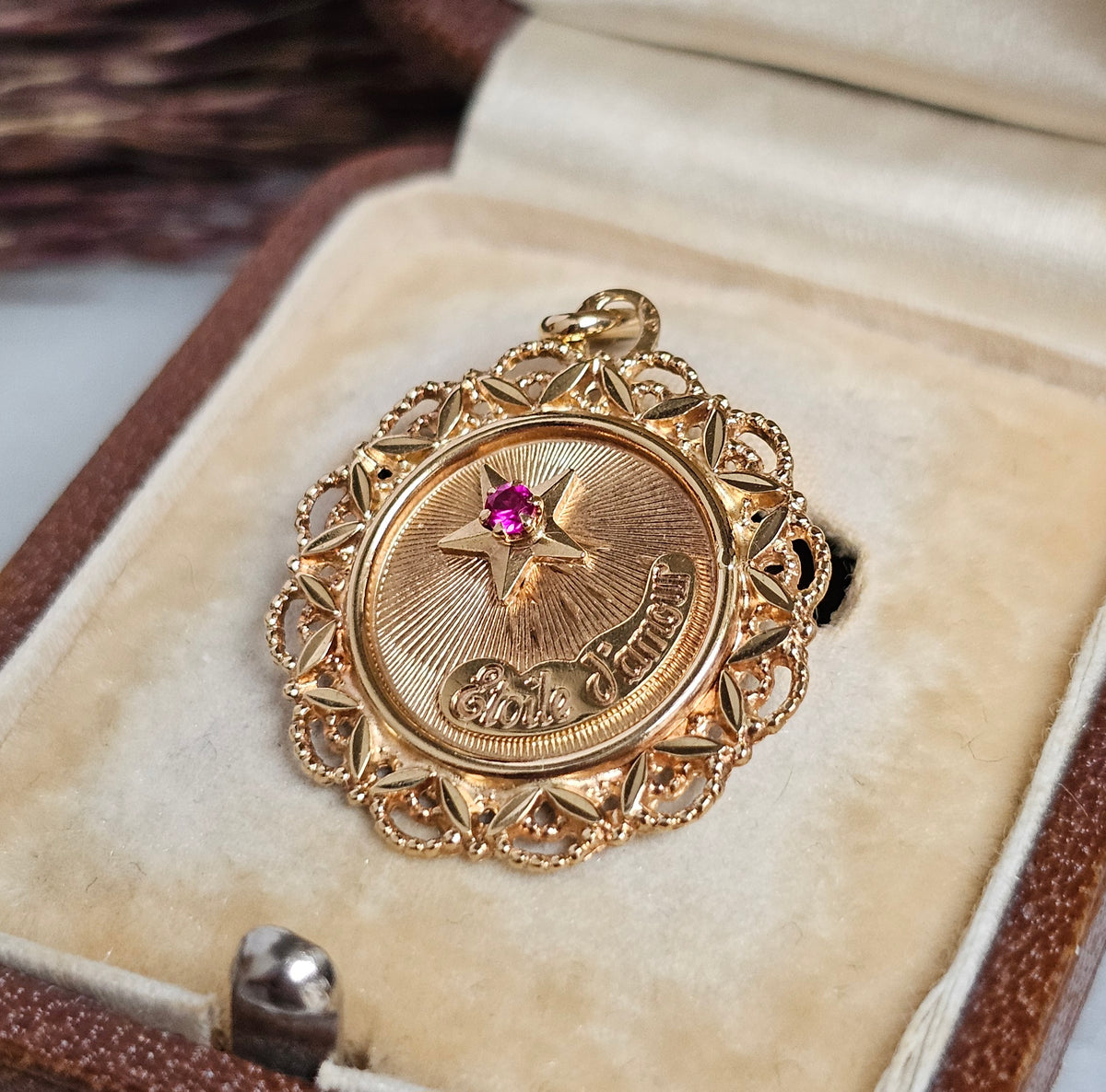 Médaille étoile d'amour vintage vers 1950, signée Perroud, en or rose