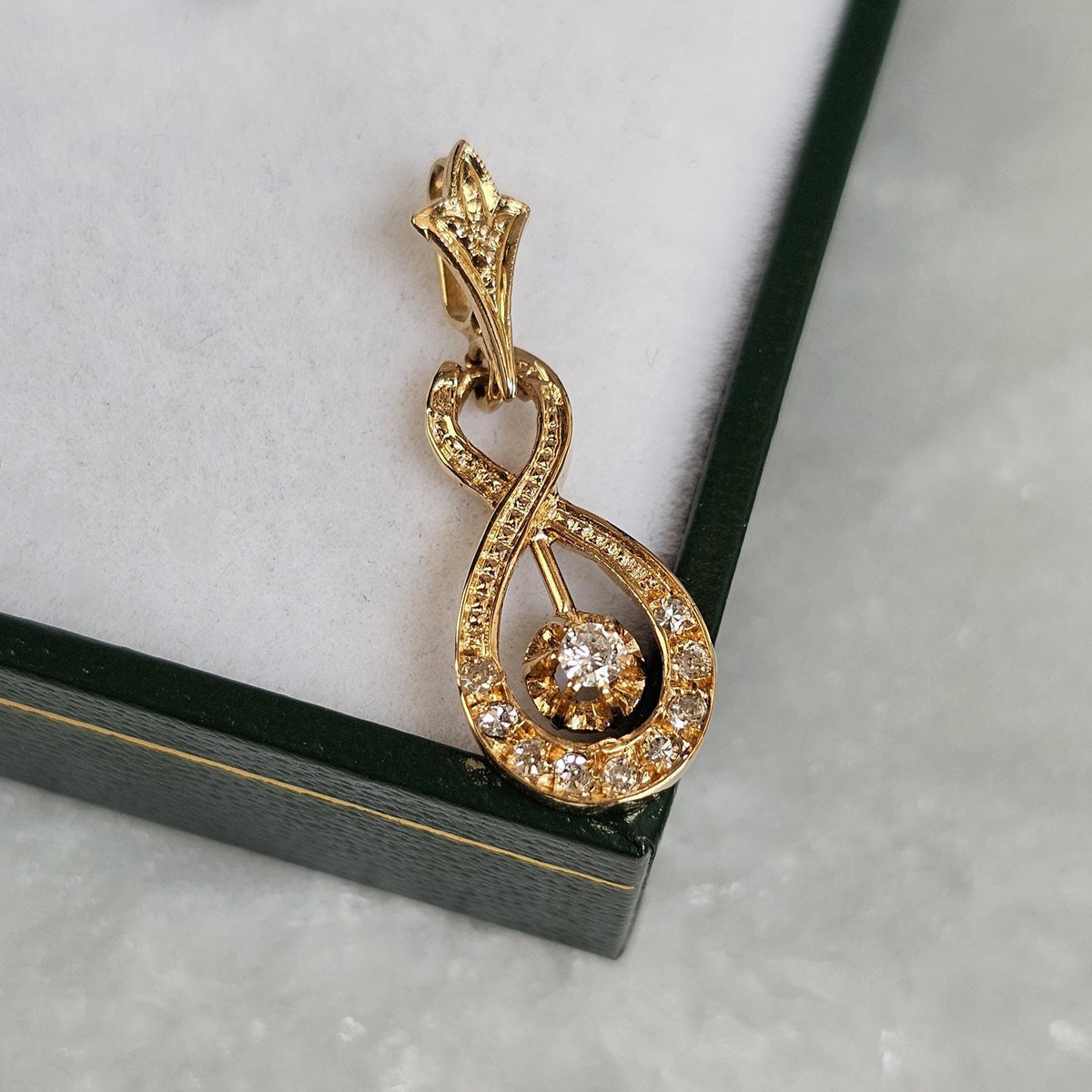 Pendentif vintage de forme entrelacée rappelant le signe infini, en diamants et or 18 carats