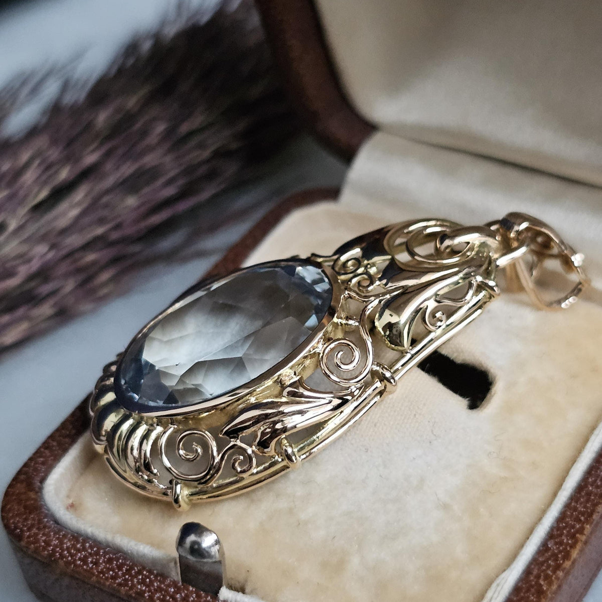 Grand pendentif ancien de style néo-victorien en or jaune 14 carats serti d'un important Spinelle bleu de synthèse, vue de profil