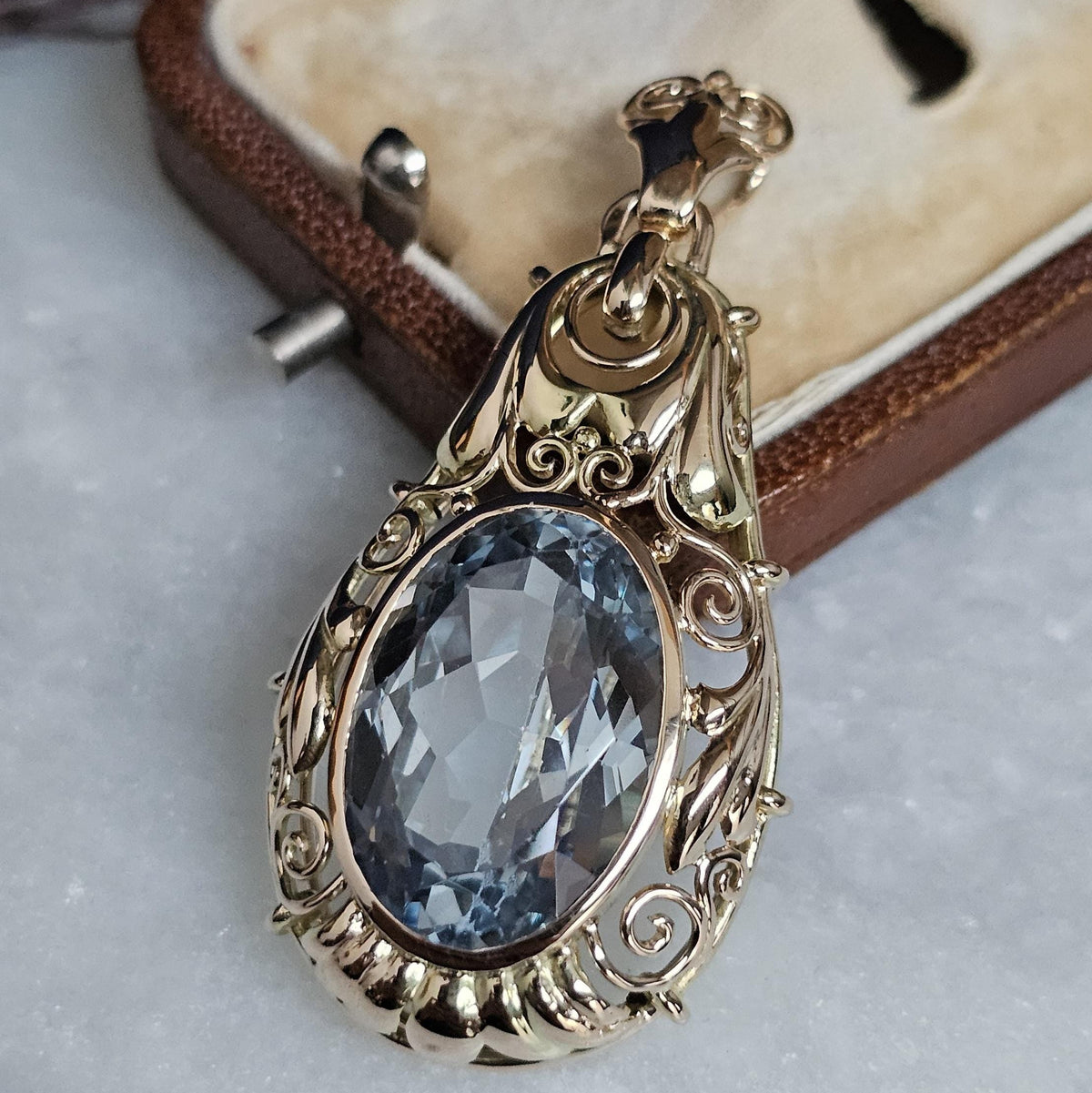 Grand pendentif ancien de style néo-victorien en or jaune 14 carats serti d'un important Spinelle bleu de synthèse