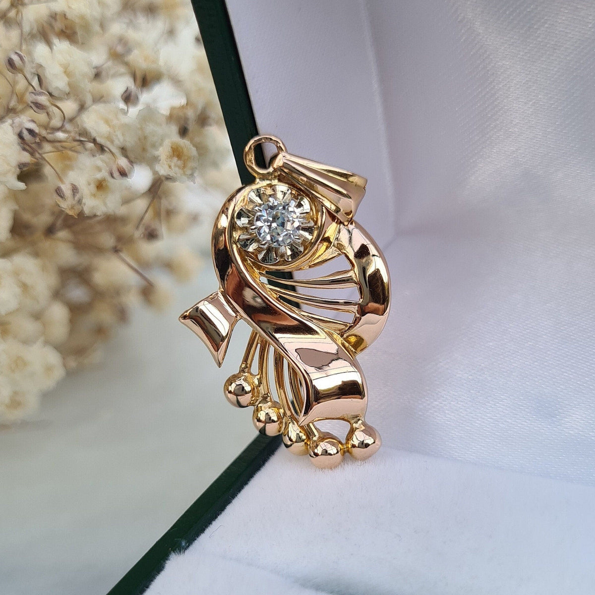 Pendentif vintage de forme entrelacée, rappelant l'univers musical, en or 18 carats et pierre blanche imitant le diamant