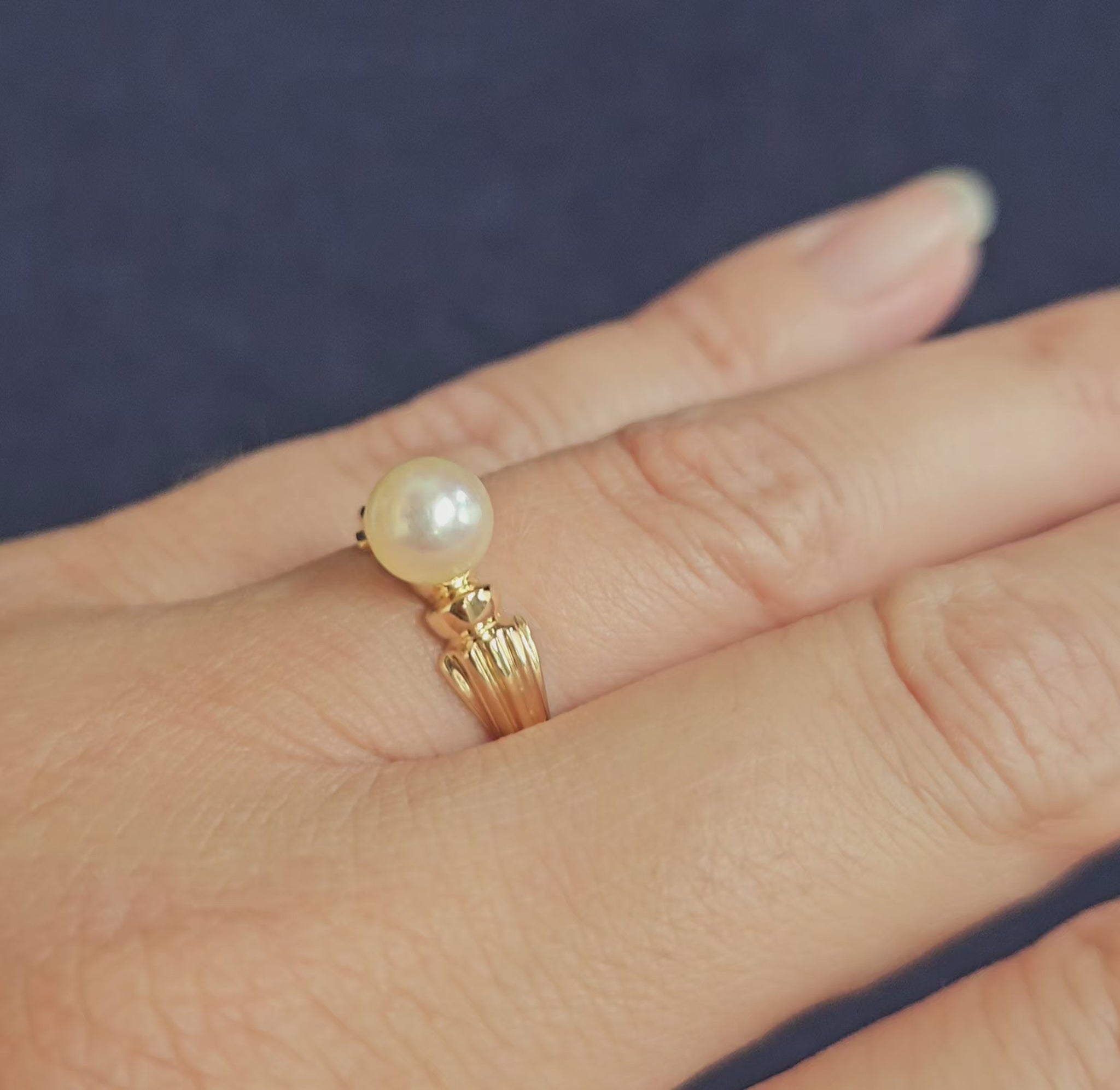 Bague vintage en or jaune 18 carats sertie d'une perle de culture, vidéo