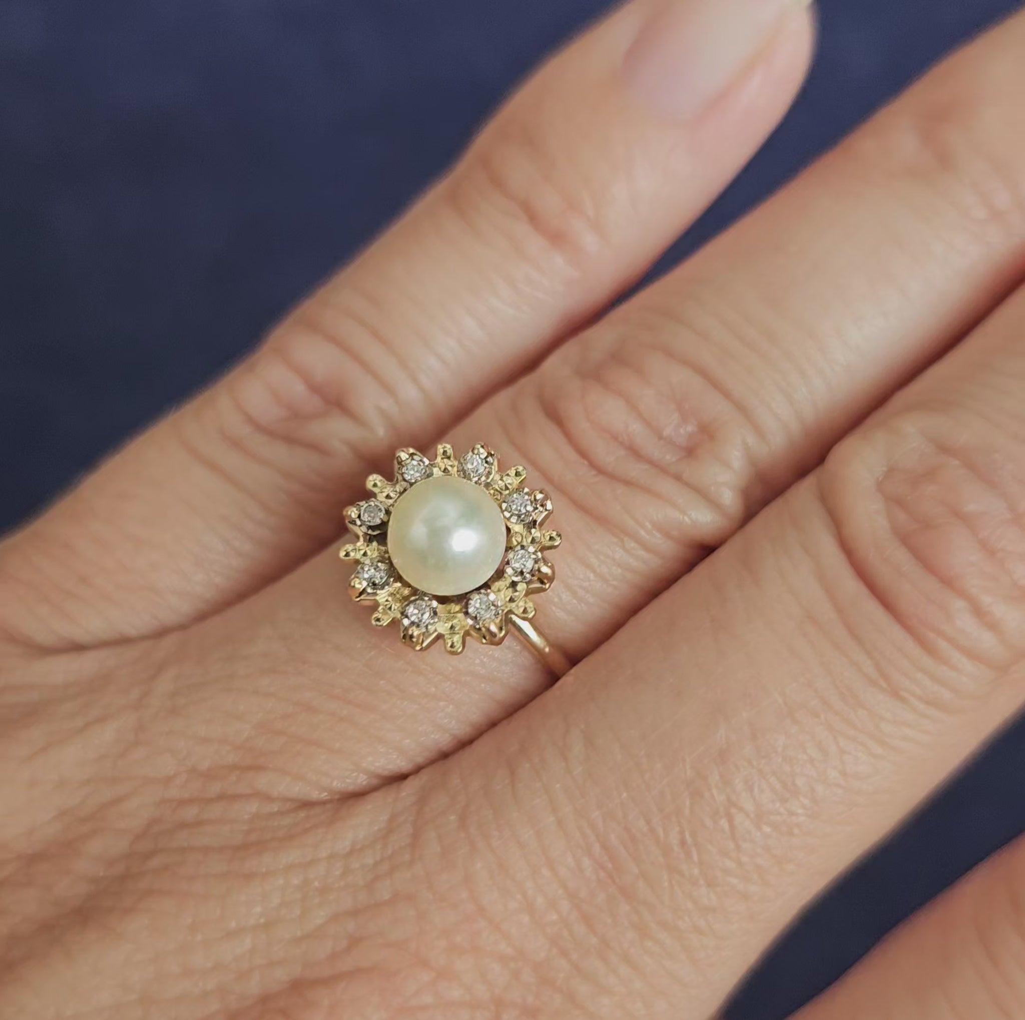 Bague ancienne en or jaune 18 carats, de forme circulaire, sertie d'une perle de culture et de diamants, vers 1960, vidéo