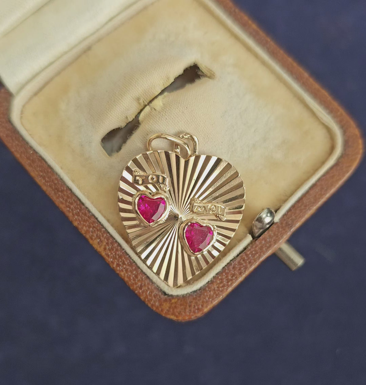 Médaille d'amour vintage en forme de coeur, en or 18 carats et Rubis, portant les inscriptions Toi et Moi, vidéo