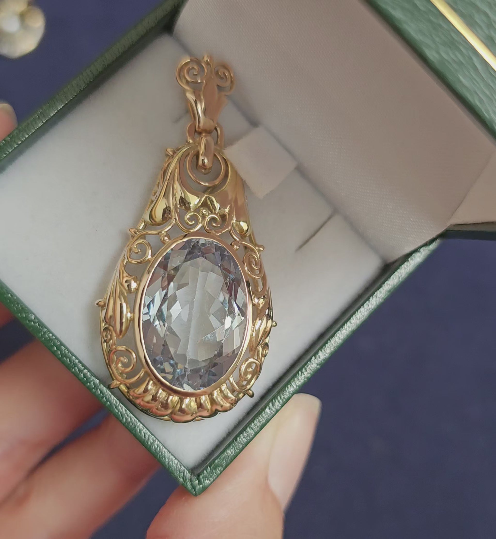 Grand pendentif ancien de style néo-victorien en or jaune 14 carats serti d'un important Spinelle bleu de synthèse, vidéo