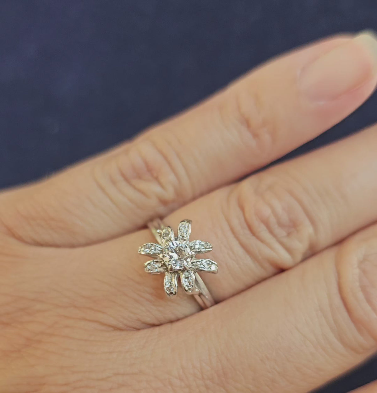 Bague de fiançailles ancienne en or blanc 18 carats et pierres blanches imitant le diamant, vidéo