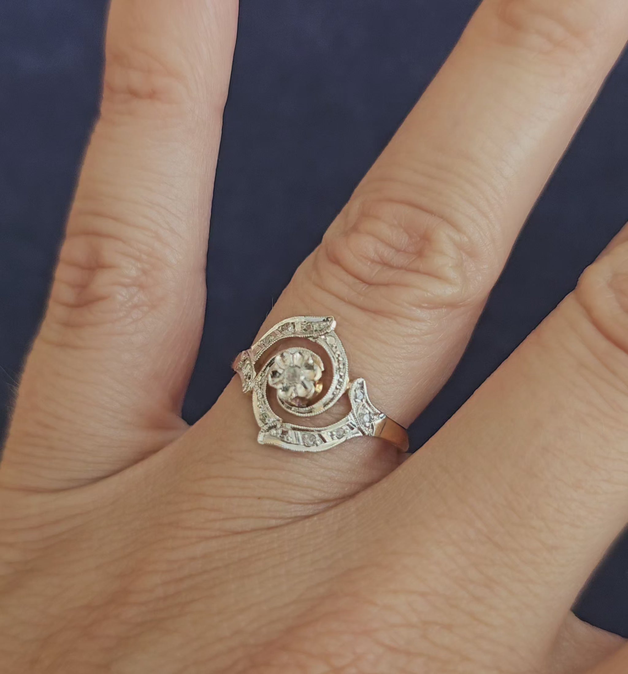 Bague de fiançailles style belle époque vers 1900 de forme tourbillon en or, platine et diamants, vidéo