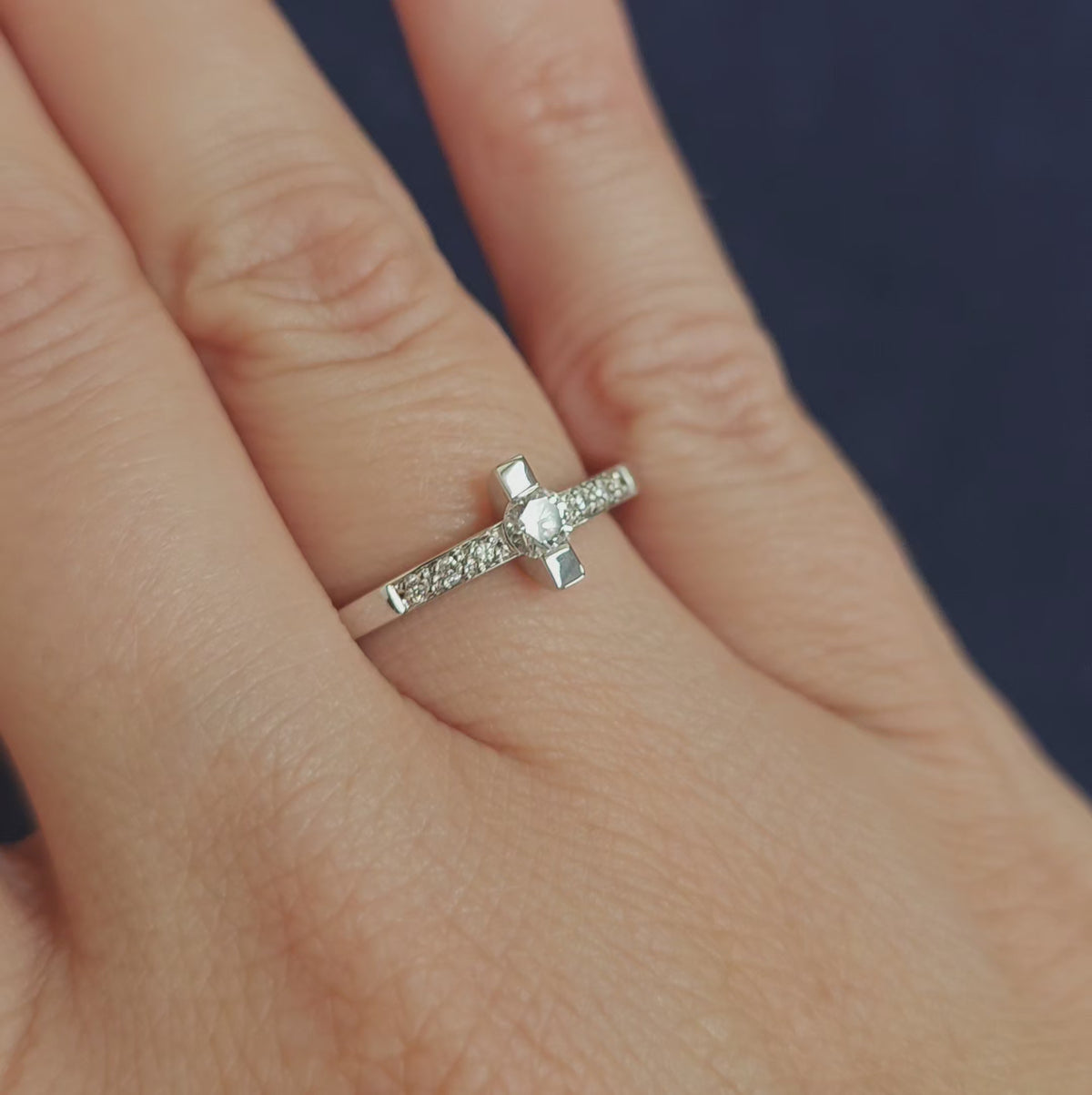 Bague vintage type solitaire ou bague de fiançailles, en or blanc 18 carats sertie de diamants, vidéo