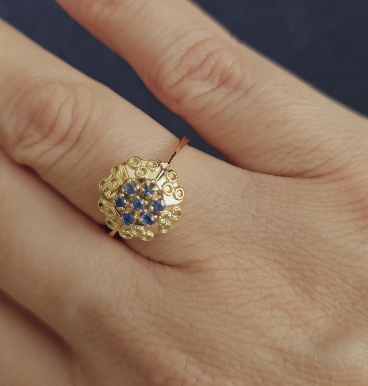 Bague fleur ancienne vers 1950, en or jaune et rose, sertie de saphirs et ornée d'un décor de petits cercles tressés, vidéo