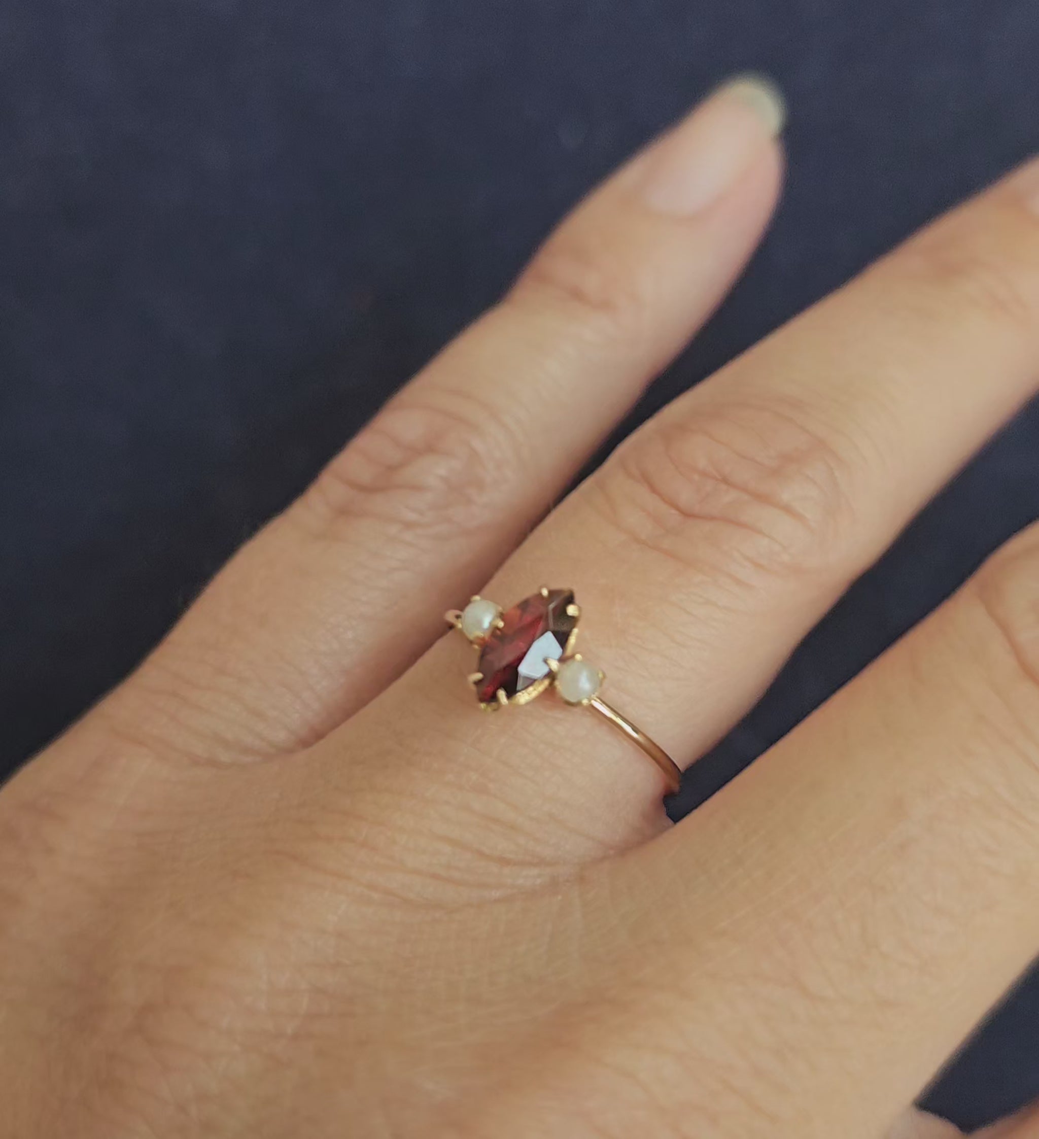 Bague fine ancienne en or rose, de style trilogie, sertie d'un grenat forme marquise et de deux perles, vidéo