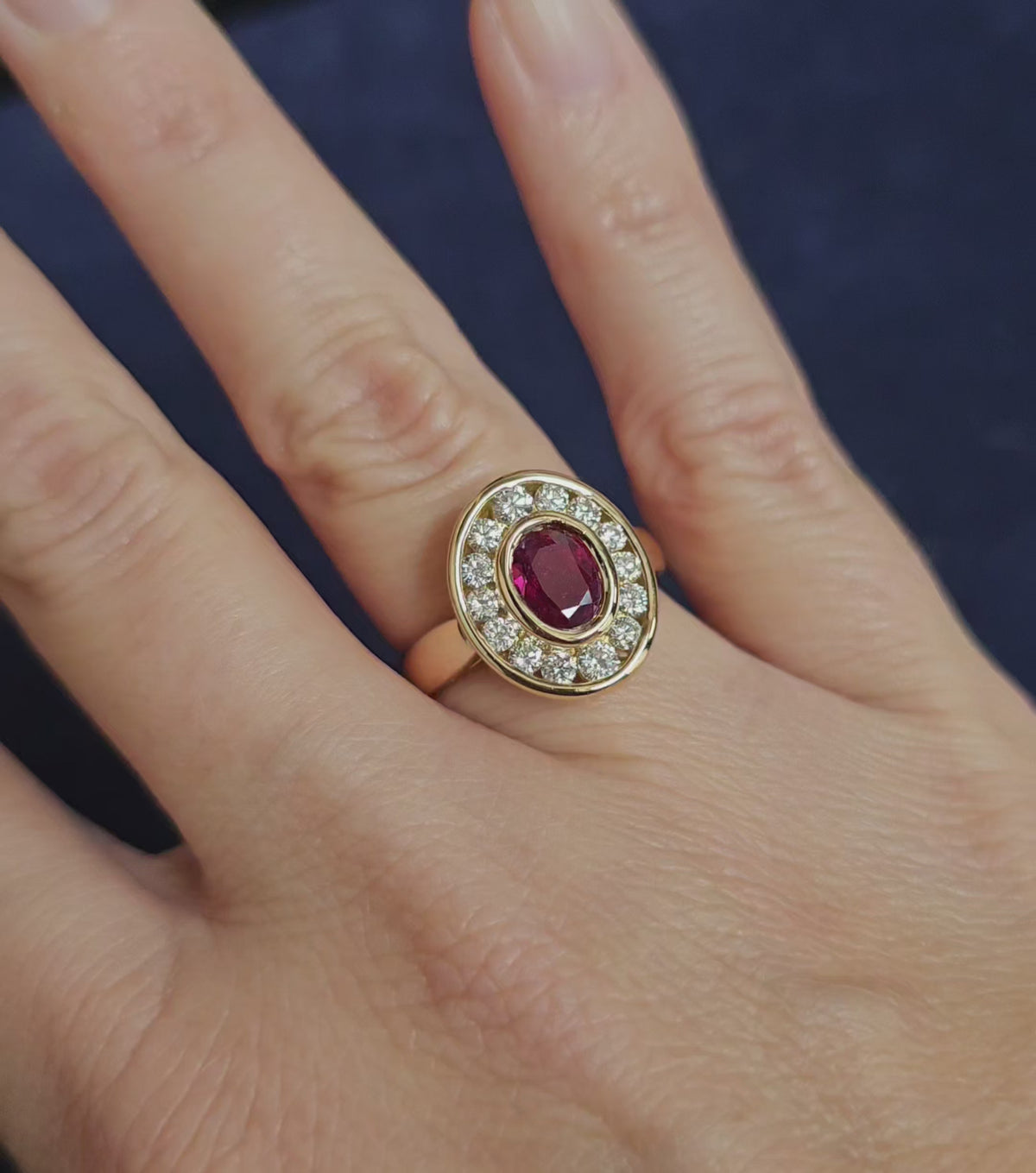 Bague vintage vers 1990 de forme ovale, aux lignes Art Déco, en or jaune, sertie d'un rubis et de diamants, vidéo