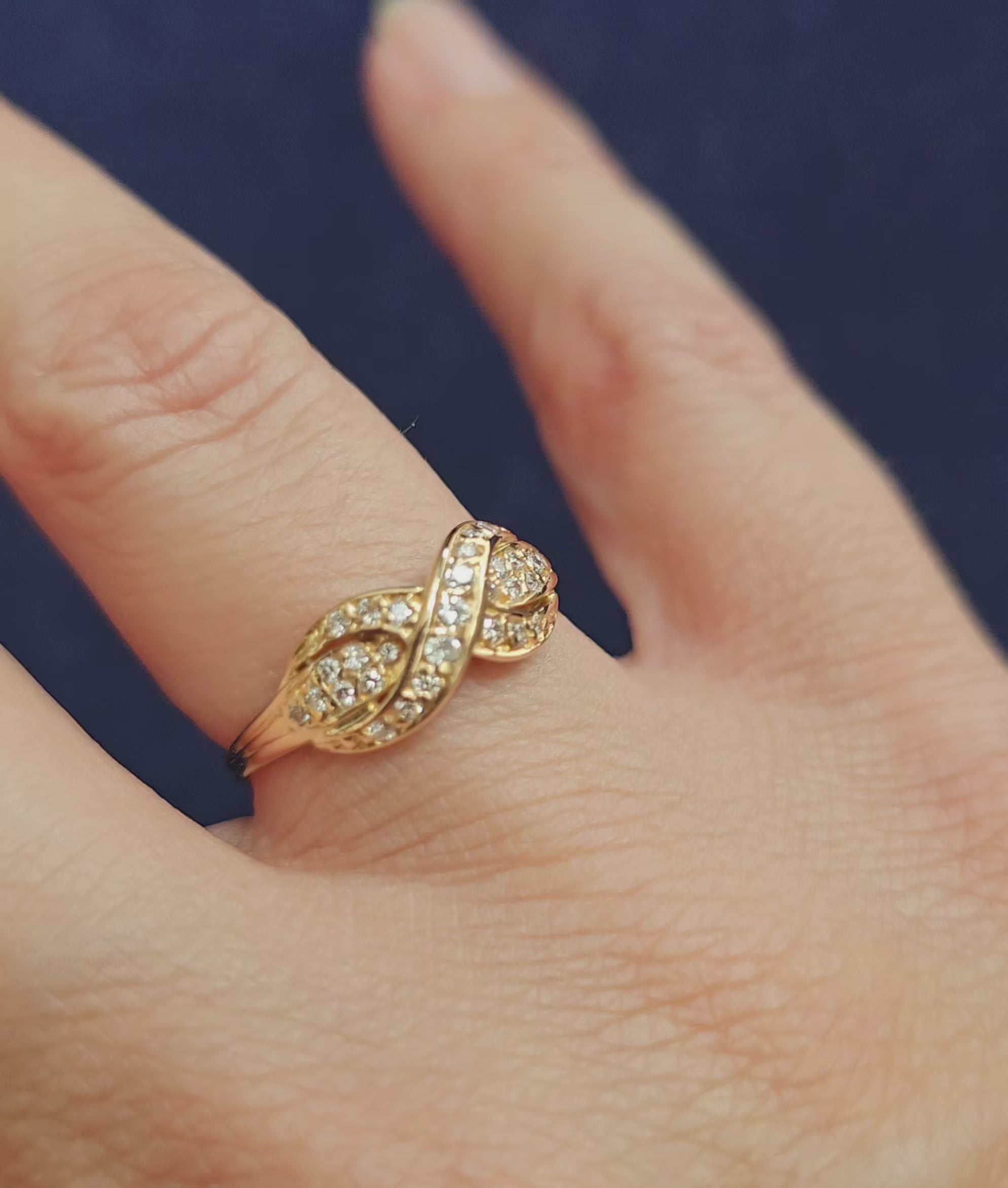 Bague vintage en or jaune 18 carats au motif entrelacé entièrement serti de Diamants. Sélectionnée par Etoile Grenat. Vidéo.