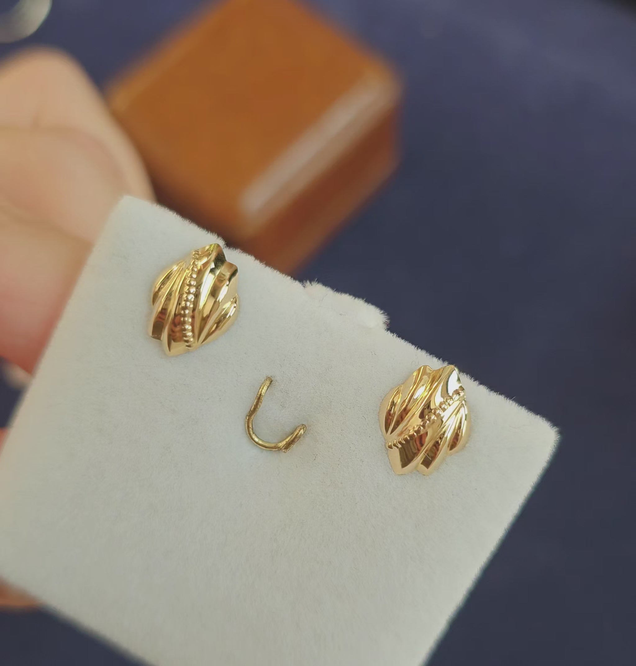 Boucles d'oreilles vintage en or jaune 18 carats, à motif en relief et perlé, vidéo