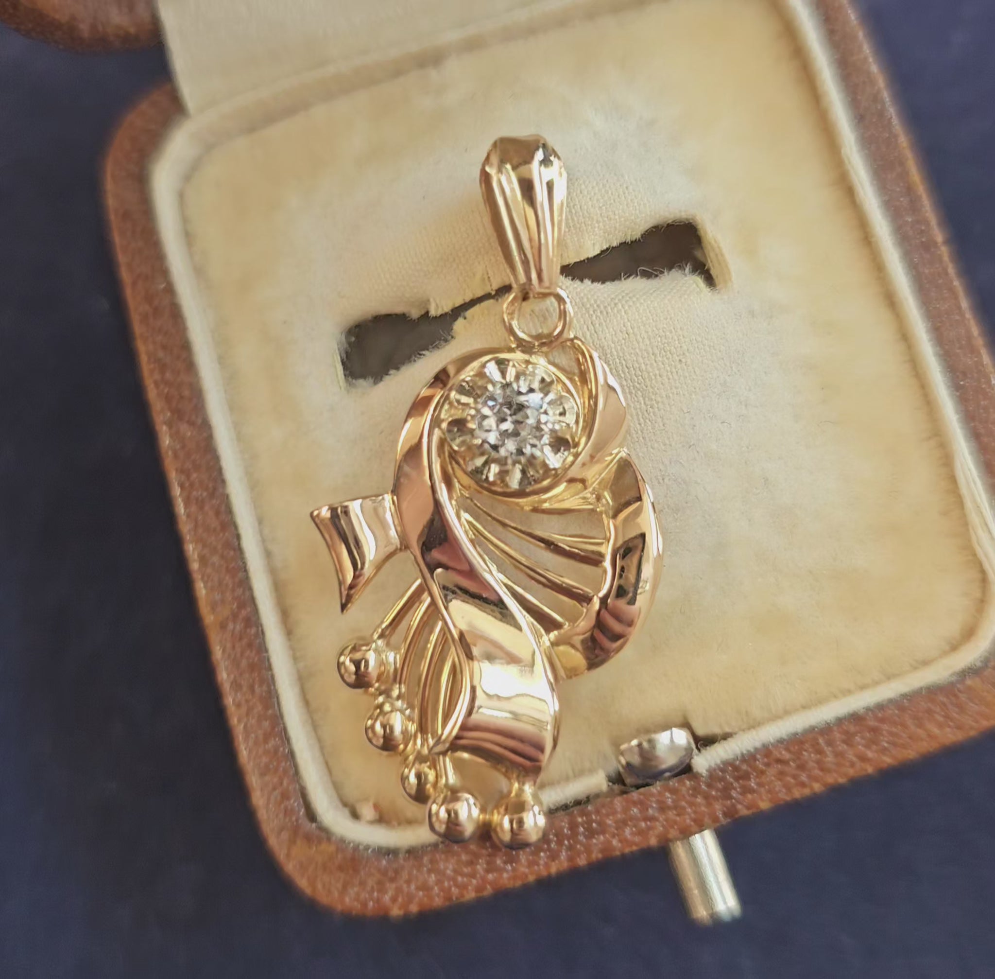Pendentif vintage de forme entrelacée, rappelant l'univers musical, en or 18 carats et pierre blanche imitant le diamant, vidéo