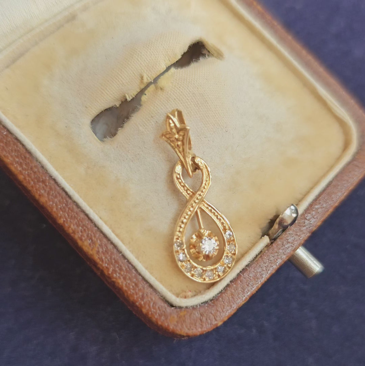 Pendentif vintage de forme entrelacée rappelant le signe infini, en diamants et or 18 carats, vidéo