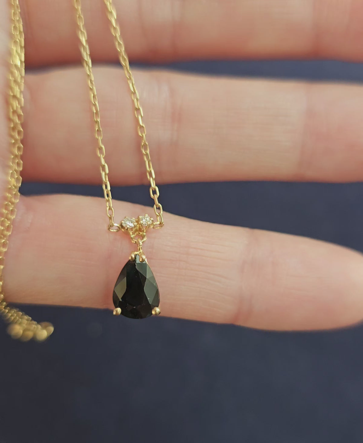 Collier maille forçat en or jaune 18 carats avec saphir et diamants, vidéo
