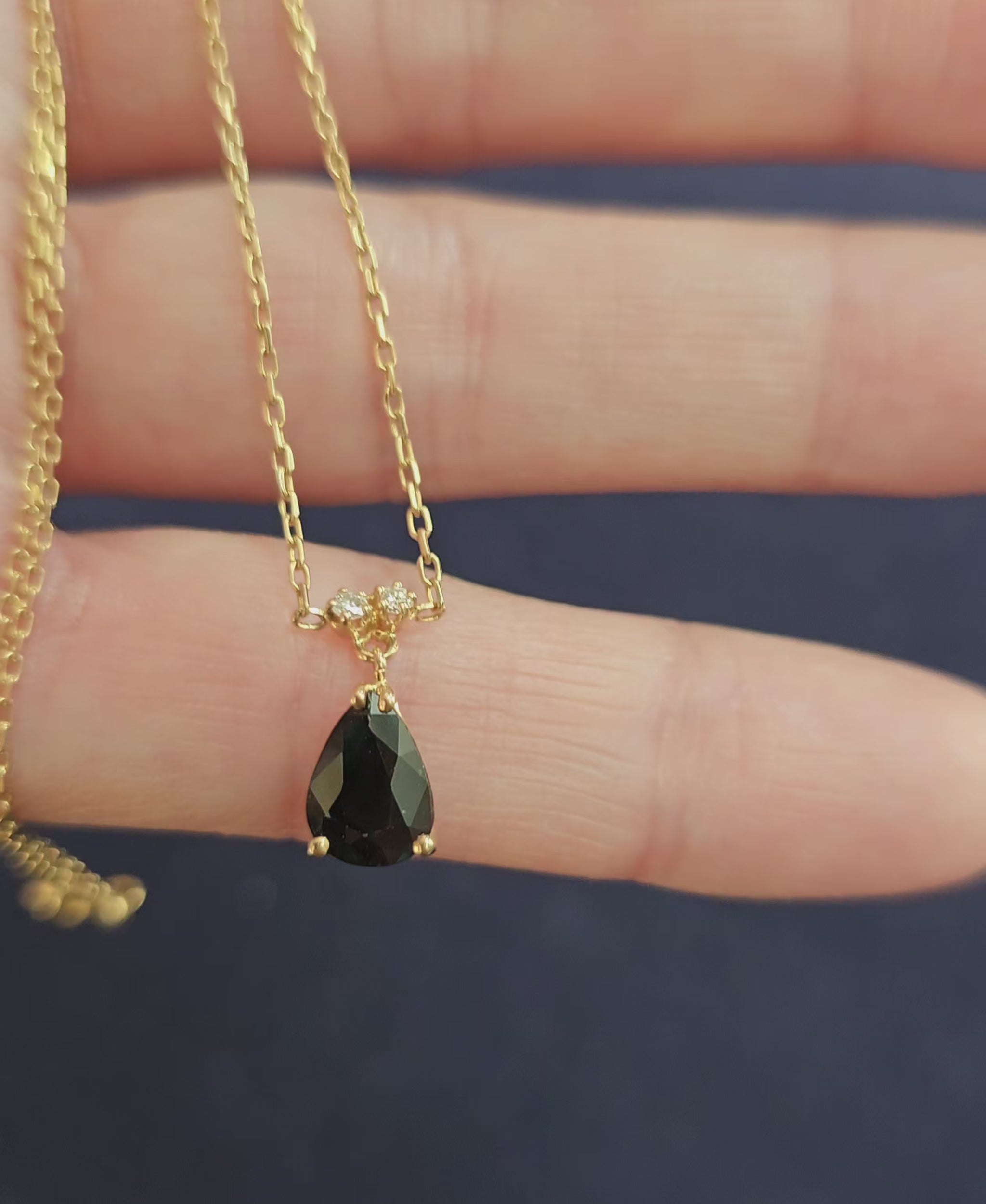 Collier maille forçat en or jaune 18 carats avec saphir et diamants, vidéo