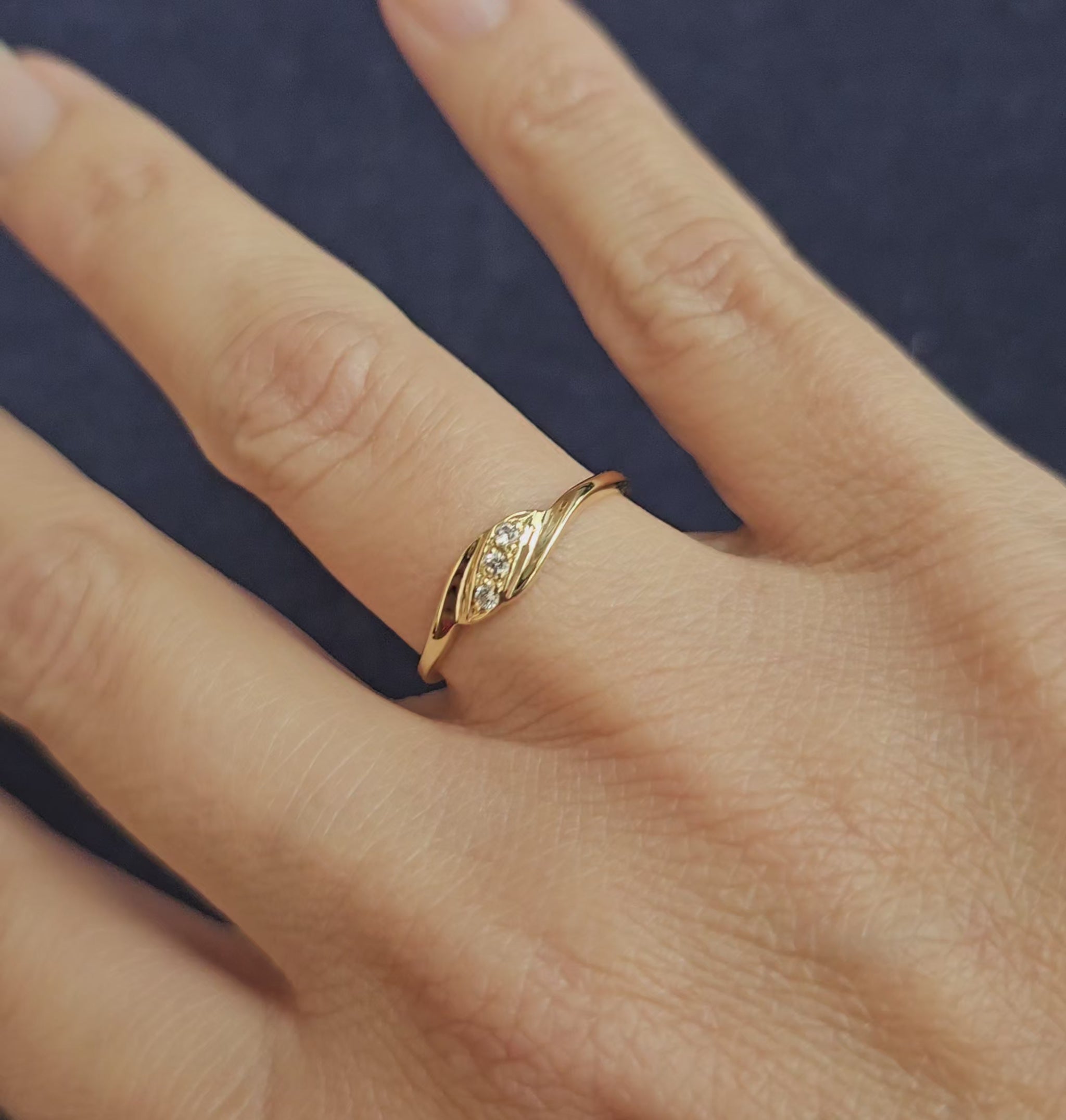 Bague vintage fine en or jaune, de style trilogie, sertie de trois pierres blanches