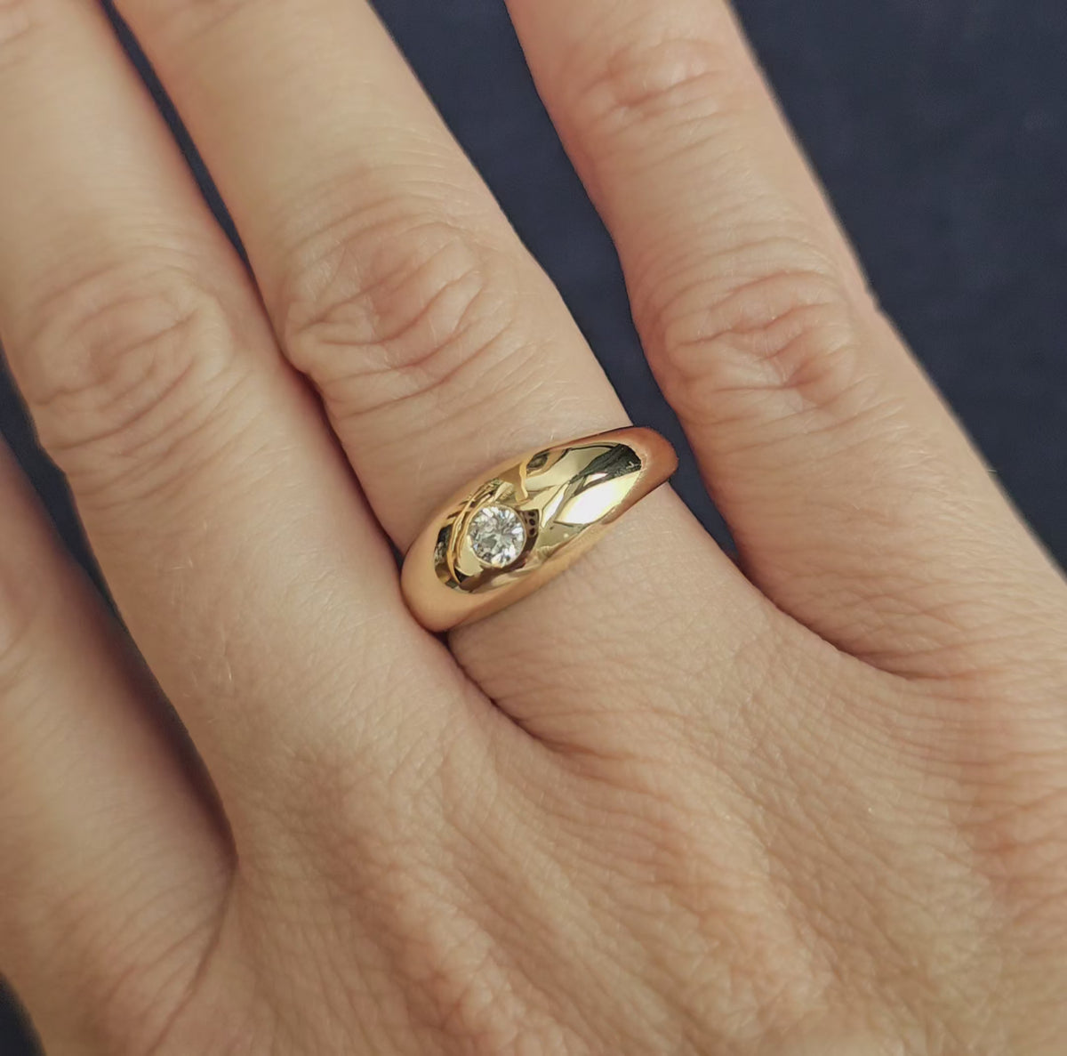 Bague jonc anglais vintage en or jaune sertie d'un diamant de 0.14 carat, vidéo