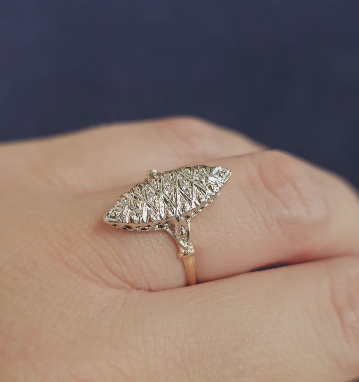 Bague vintage de forme marquise vers 1990 en or blanc et jaune sertie de diamants, vidéo