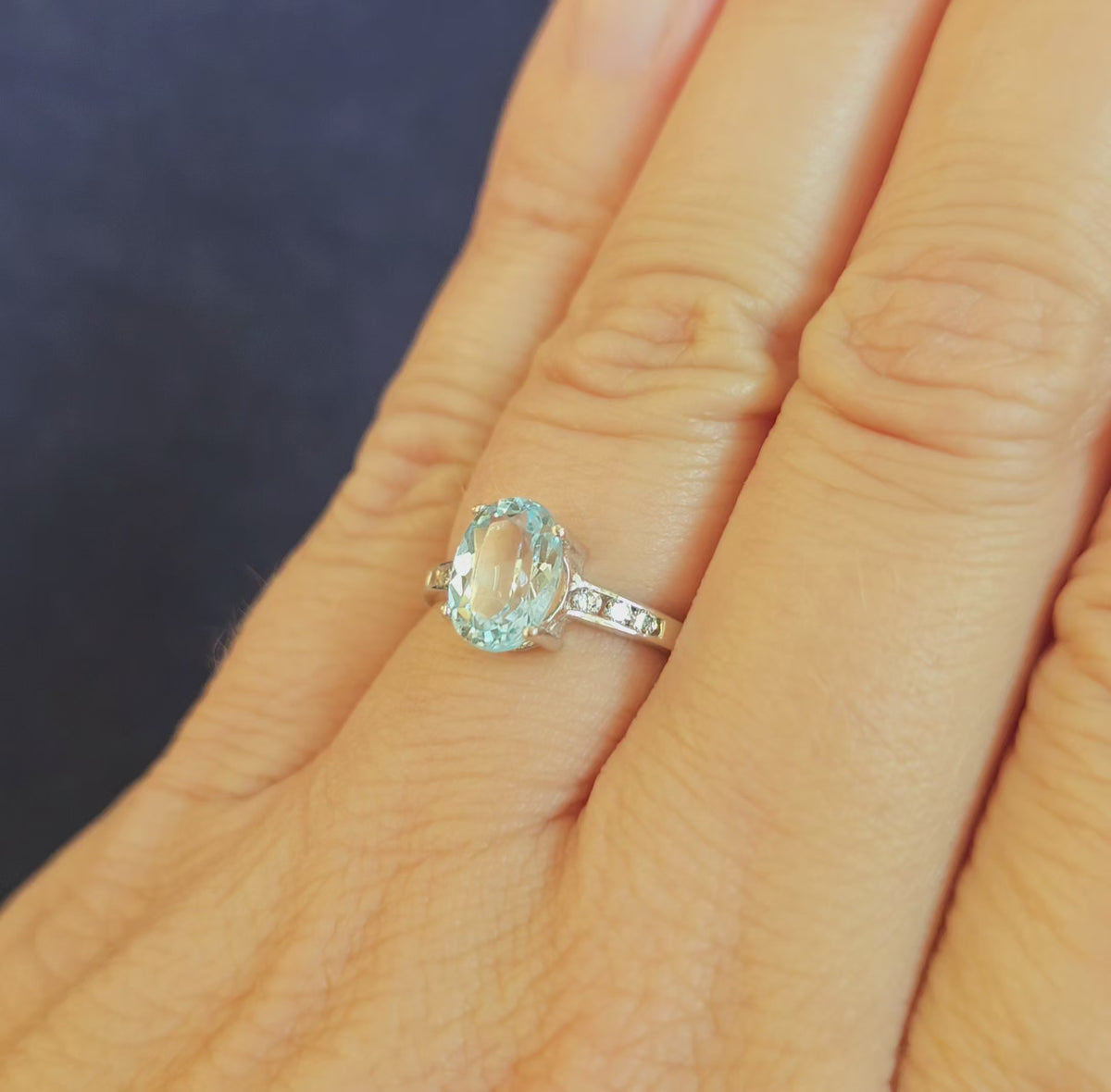 Bague de fiançailles vintage en or blanc avec Topaze et pierres blanches imitant le diamant, vidéo