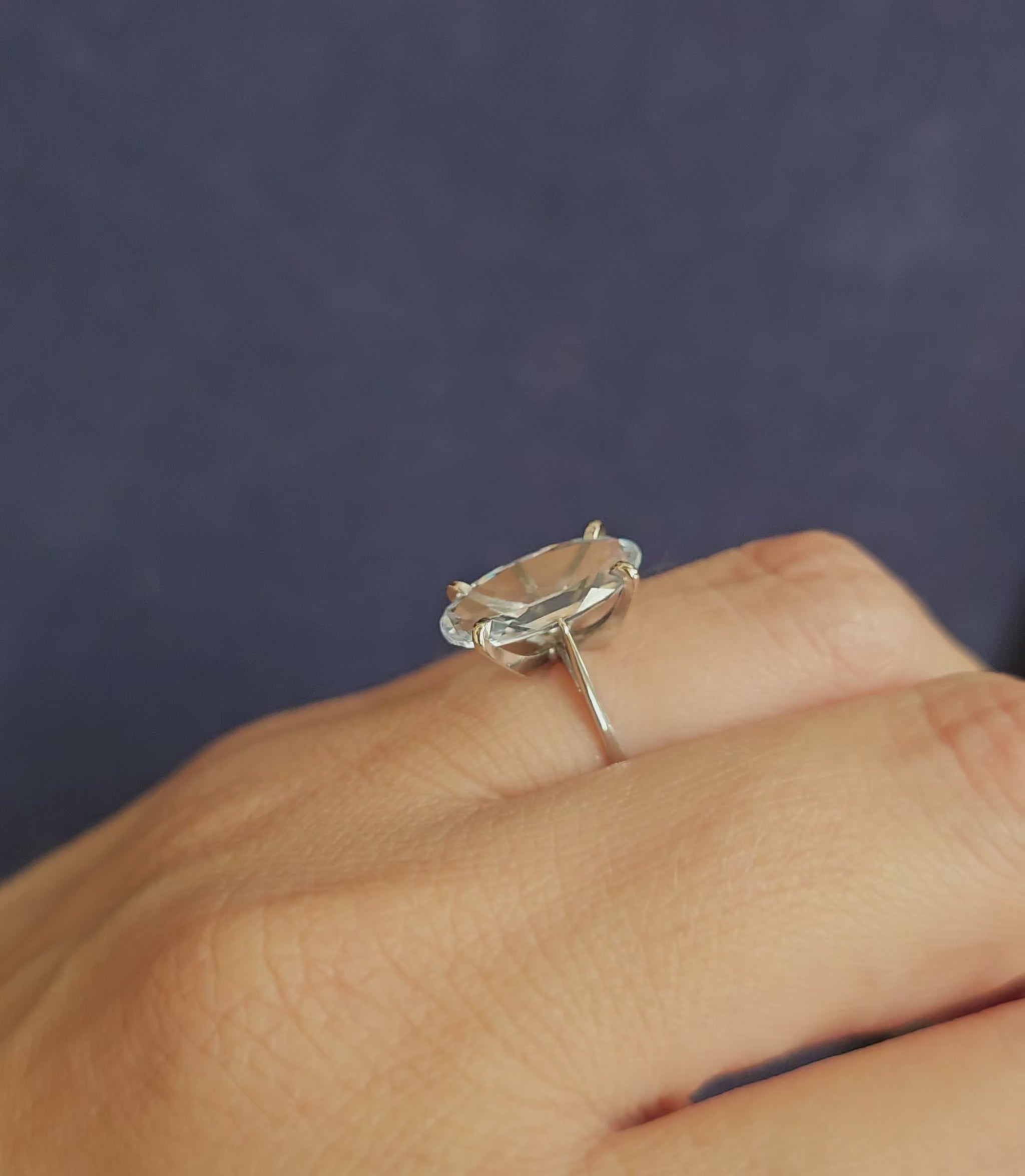 Bague vintage vers 1950 en or blanc, type solitaire, sertie d'une pierre bleue, type spinelle verneuil, vidéo