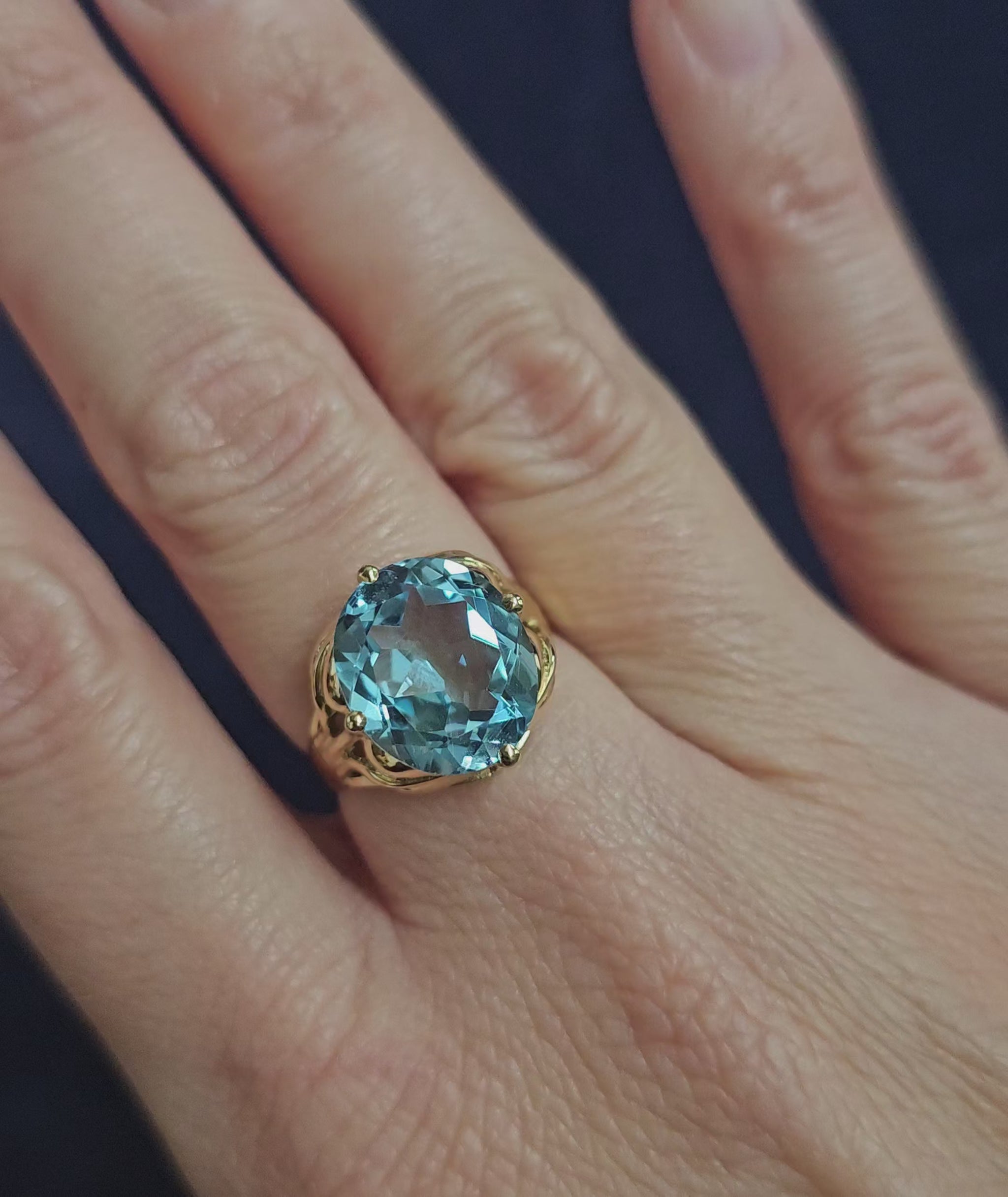 Bague cocktail vintage en or jaune sertie d'une importante topaze ovale dans un décor végétal